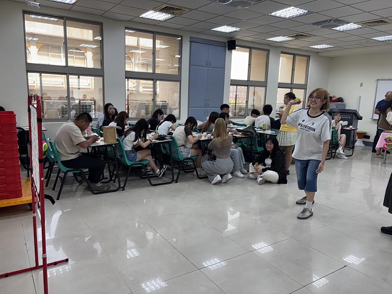 學生參與迎新遊戲活動