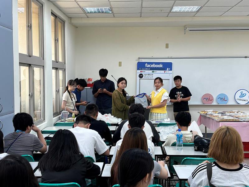 迎新活動上進行系會長交接