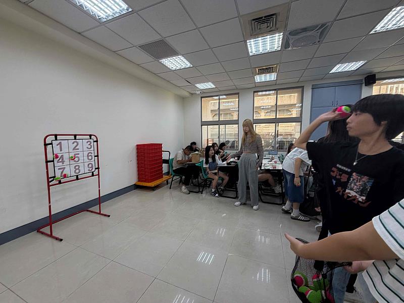 學生參與迎新遊戲活動