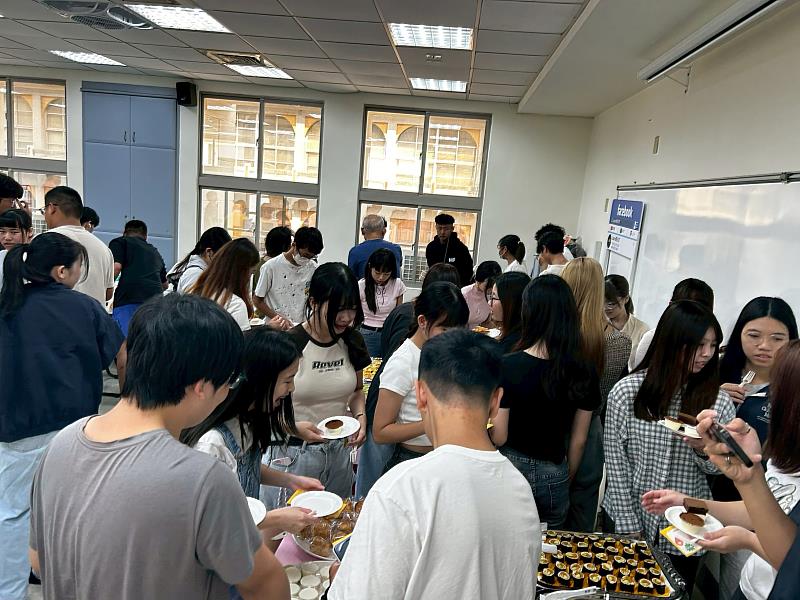 同學食用畢製團隊「暖暖堡」提供之餐點