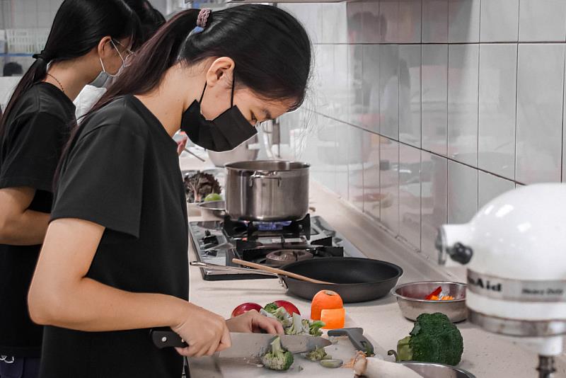 臺南市文化資產管理處攜手臺南女中透過跨域教學設計，解碼大員醫療史背後的臺灣味，開啟學生與文化資產對話的新途徑。