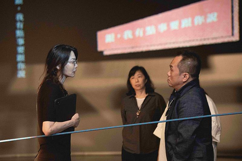 國際舞台文化表演藝術協會(IPAC)黃舒郁理事長(左)與視傳系陳淏煬老師進行技術交流(艾墨品牌創造提供)