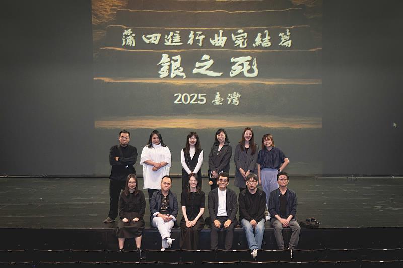 視傳系攜手與「國際舞台文化表演藝術協會」(IPAC)跨域合作,打造全球首創「舞台情感沉浸式智慧字幕裝製」,團隊合影,製作與技術團隊合影(艾墨品牌創造提供)