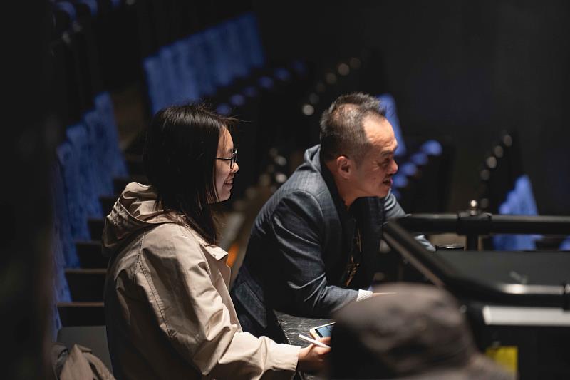 視傳系陳淏煬老師(右)與系友林頤宣(左)討論動畫製作(艾墨品牌創造提供)