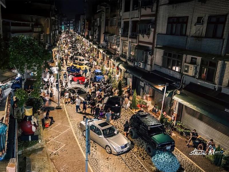 2024年的車聚盛況空拍照：鳥瞰老街上滿滿經典車隊與熱鬧人潮，彷彿重現最經典的90年代街景。(照片提供：經典90老車回憶社團車友拍攝)