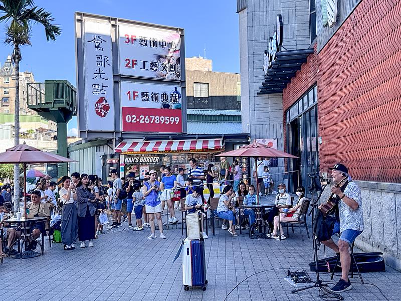 鶯歌光點北廣場街頭藝人表演示意：10/25當天「隨緣薩克斯風」將在現場為大家帶來精采演奏，悠揚旋律搭配老街景色，午後光點熱鬧非凡。