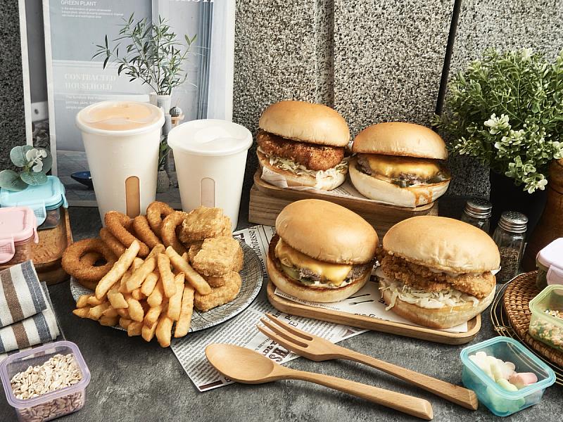 HAN’s Burger招牌餐點_漢堡多汁、薯條香脆、洋蔥圈金黃，每一口都是真材實料，陪你迎接萬聖夜。