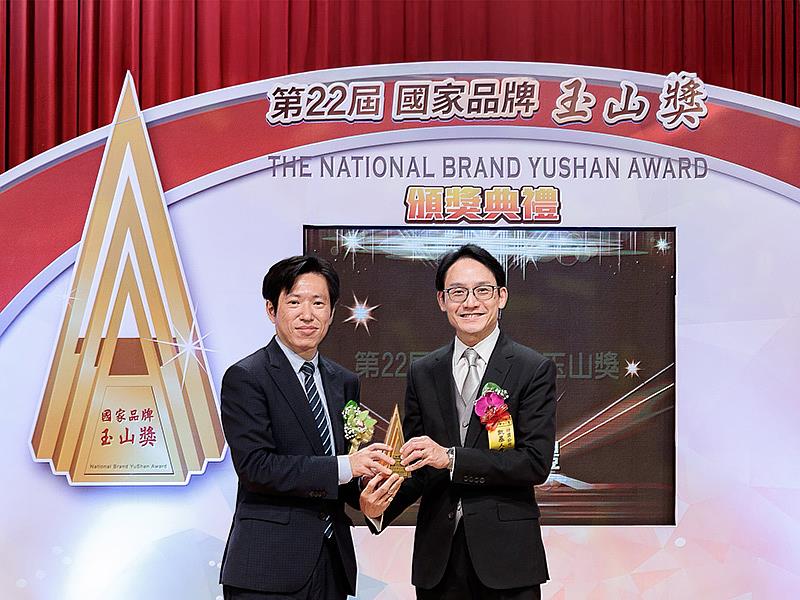 圖說：國家級的實力與肯定！凱基人壽獲第22屆國家品牌玉山獎三項大獎殊榮，由行政院秘書長張惇涵(左)頒獎表揚，凱基人壽容覺生執行副總代表受獎，未來將透過創新科技、長照保障及品牌力，持續為客戶創造價值。