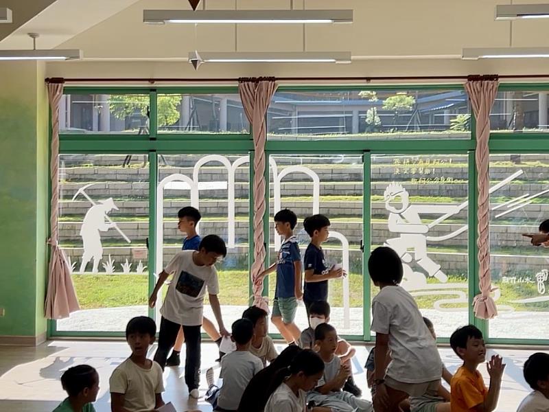華德福小學家長老師共同配合製作窗貼