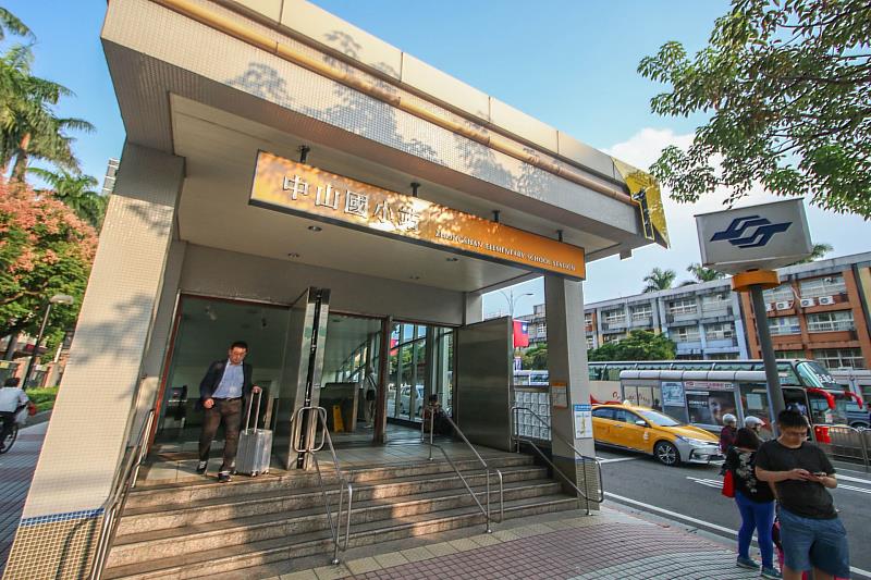 捷運中山國小站周遭近一年1500萬元內的住宅交易量達146件，位居第二，更是台北市唯一上榜的站點。