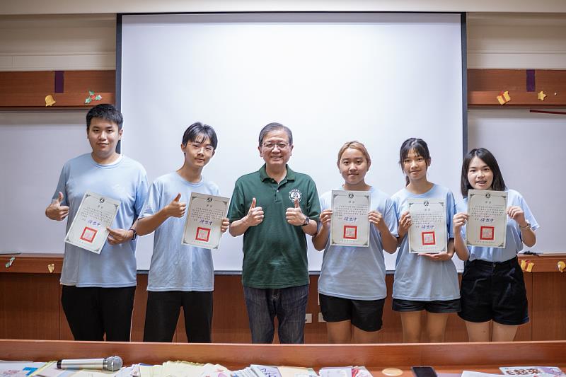 任立中校長頒發獎狀給志工服務隊同學。