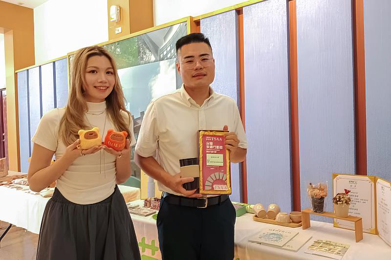 成功創業之校友蔡忠諺(右)及蔡秉蓁(左)，帶來特色商品「永續肖楠木隨行杯」及受邀參展台灣文博會的「熊熊達摩」，與學弟妹分享。