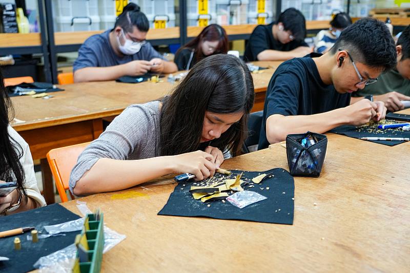 木筆家DIY樹枝筆工作坊，利用廢棄的行道樹及在地農業廢料，讓學生製作個人專屬的樹枝筆，十分特別。