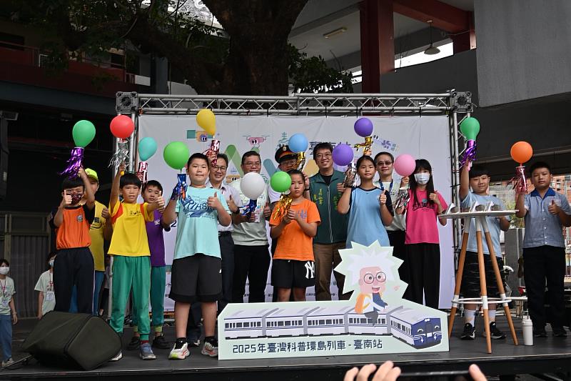 臺灣科普環島列車 10 月 20 日至 25 日巡迴全臺，行經全臺 16 個縣市，27 個站點，22 日來到臺南站
