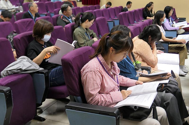 圖2 來自全台各縣市公私立高中、國中、小學教職人員認真研讀資料