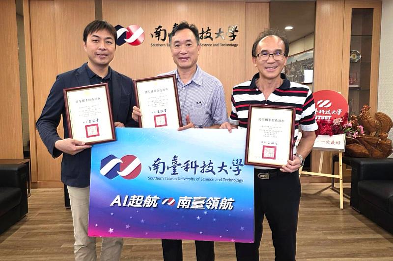 南臺科大校長黃能富，偕同教務長余兆棠與圖書暨資訊處圖資長鄭鈺霖合影，共同肯定本校榮獲國家圖書館學位論文三大獎項的卓越成就。校長強調，此榮耀是教務處與圖書暨資訊處共同推動學術公開授權與資源共享的努力成果，未來學校將持續結合新科技，厚植南臺的學術影響力。