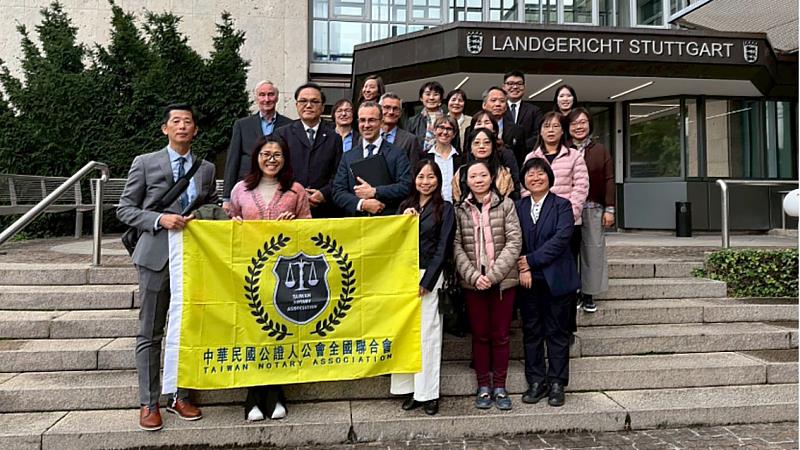 德瑞公證法制專業參訪團員於司圖加特地方法院大門入口處合影。