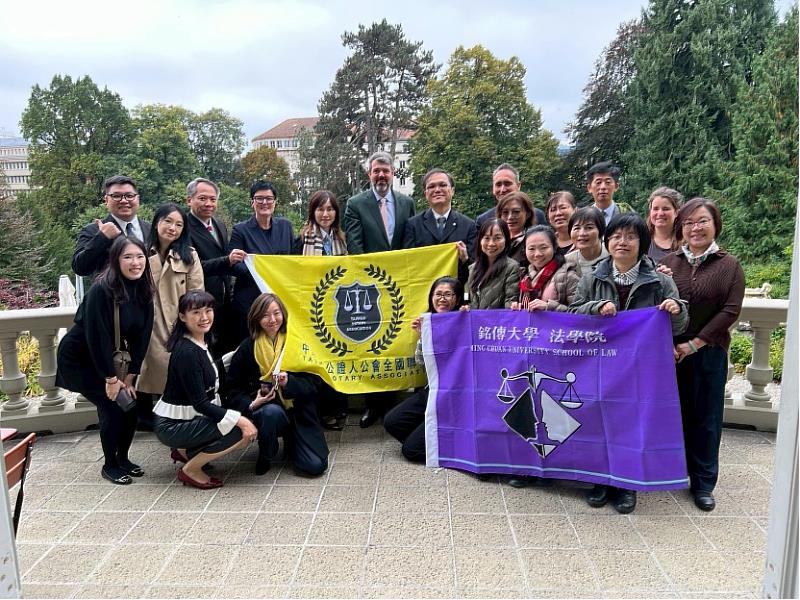 參訪團拜訪伯恩大學，由該國民法及公證法權威學者Prof. Dr. Stephan Wolf教授向團員介紹瑞士公證制度。