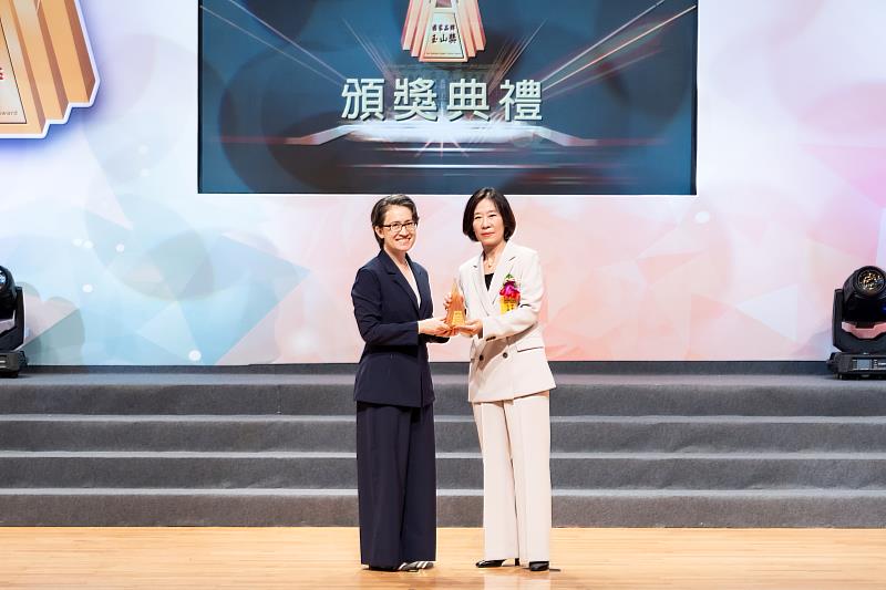 台灣人壽蟬聯《國家品牌玉山獎》傑出企業類首獎，副總統蕭美琴（左）授獎予台灣人壽副總經理孫紀蘭。／台灣人壽提供