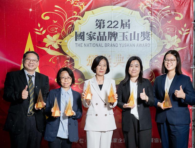 台灣人壽榮獲《國家品牌玉山獎》8大獎,孫紀蘭副總(中)、許家綾副總(左二)、周家茜協理(右二)、許志忠協理(左一)、廖桂葶協理(右一)代表領取榮耀。/台灣人壽提供