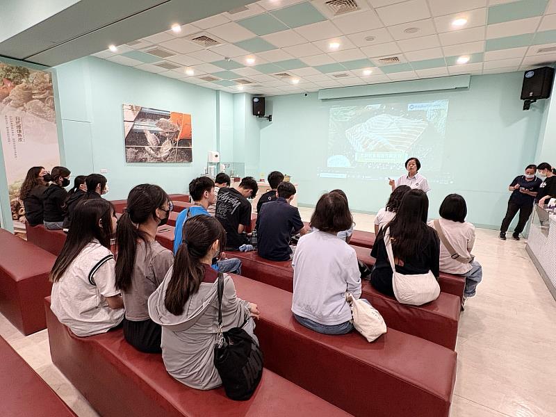 南華大學至台灣鯛生態創意園區參訪，園區經理侯秀燕介紹智慧化管理兼顧永續環境與生態保育。