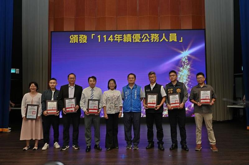 Deputy County Magistrate Hsieh Shu-ya presented awards to commend outstanding civil servants.