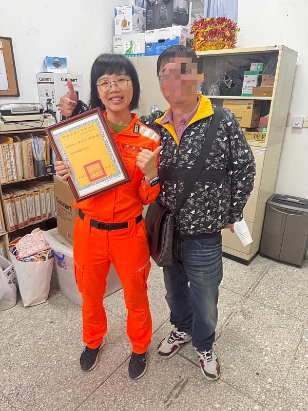 黃姓同仁與退伍同仁合影