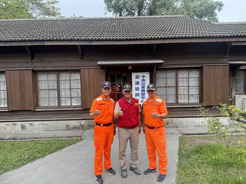 隨行駕駛與季總協調官合影