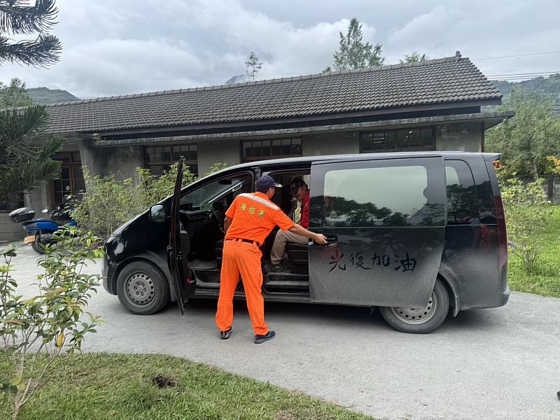 海巡署支援季總協調官勘災車輛