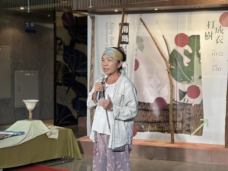 協力策展的纖維藝術家陳淑燕出席特展開幕，並帶領貴賓體驗樹皮敲打工藝技術。