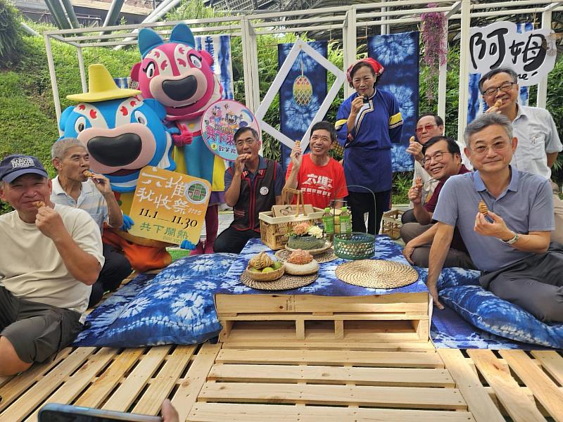 圖2 六堆秋收祭十年有成,貴賓體驗野餐(左起黃日禓村長、楊景謀常務理事、簡民雄副主任、何金樑主任、劉榮招美食達人、劉仕彩委員、黃啓仁委員、丁澈士理事長、邱善寧科長)