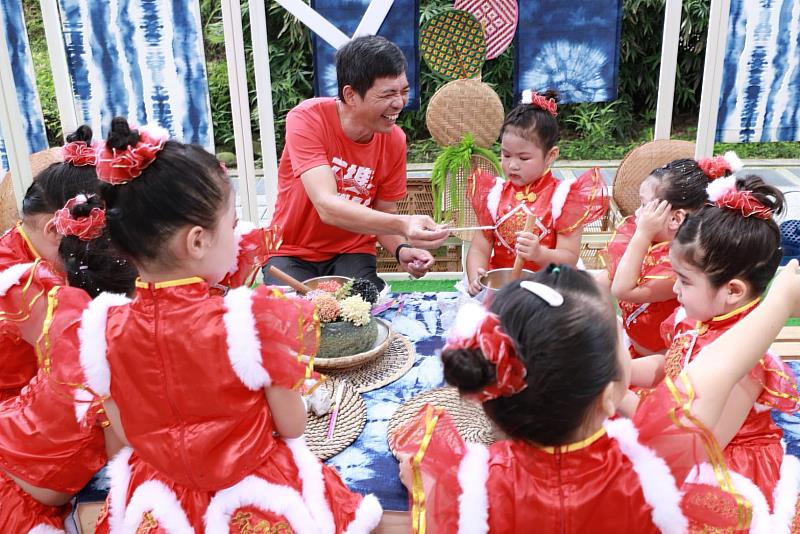 圖5 六堆秋收祭 十年有成，參與學童體驗打粢(qiˇ)粑(baˊ)