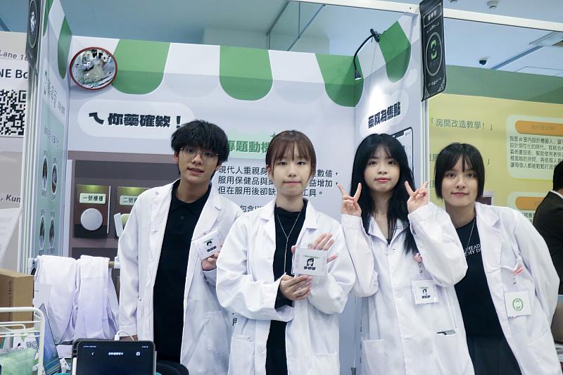 世新資傳系「藥嚀管」畢製團隊用AI助使用者管理日常健康。(世新大學提供)