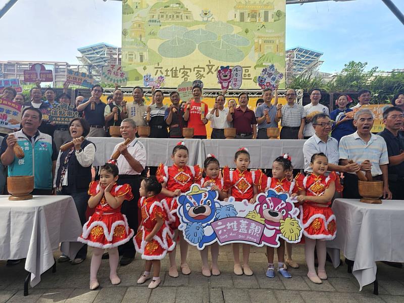 圖1 六堆秋收祭 十年有成,記者會開幕儀式,參與貴賓共同打粢(qiˇ)粑(baˊ)