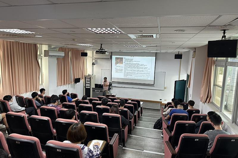 講座介紹AI於金融研究中的應用,說明如何以生成式模型模擬基金經理人與產業分析師的決策流程,深化南大師生對AI與財經領域結合的理解。