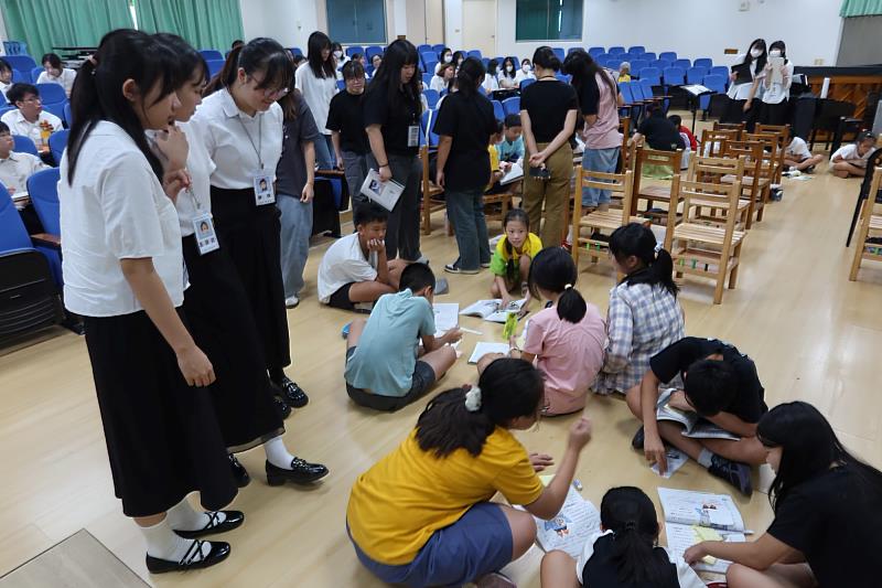 南大師資生分組討論課堂提問與教學策略，深化觀課議課的專業思辨。