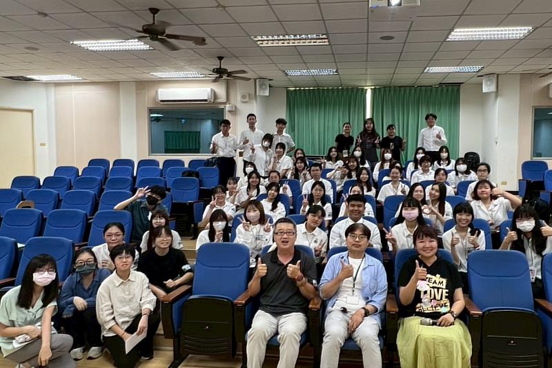 南大教育學系碩士班與大學部師資生於文元國小觀課現場合影，展現跨系合作學習成果。