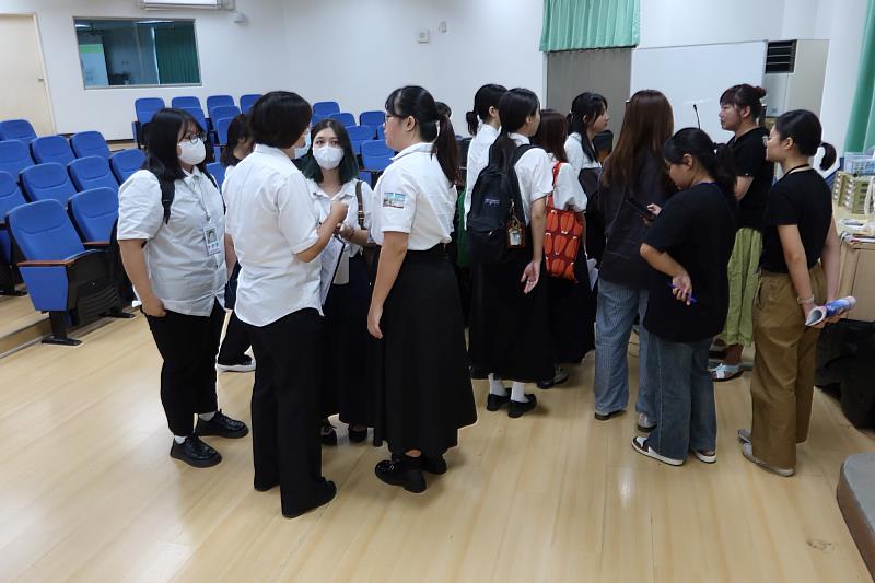 南大師資生與文元國小胡融昀教師課後交流熱烈，展現教育現場的專業互動與學習熱情。