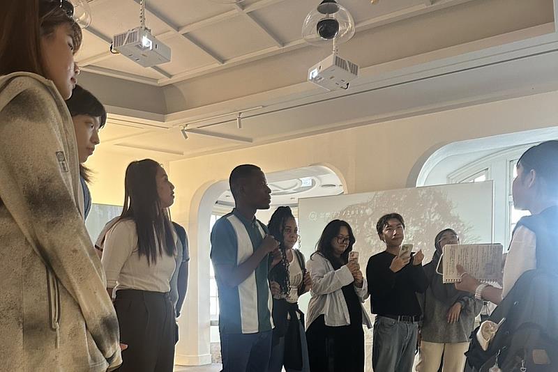 南大學生以流暢英語導覽臺灣文學館，外籍生專注傾聽，感受古都文學與文化的深厚底蘊。