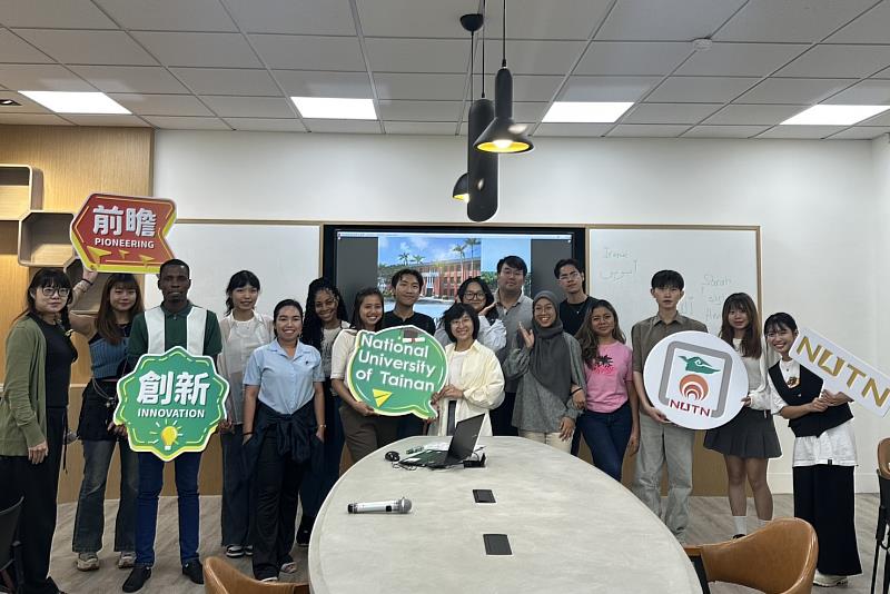 南大與中正大學國際生相見歡,南大學生以英語熱情迎接來訪夥伴,展現友善與自信的國際交流風采。