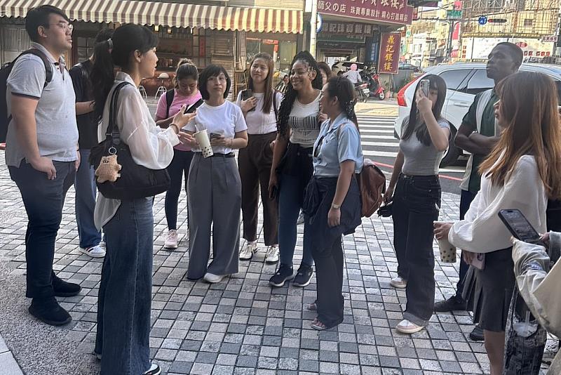 南大學生與國際生一同於臺南西市場體驗在地風情，以英語交流認識城市文化，感受古都的多元魅力。