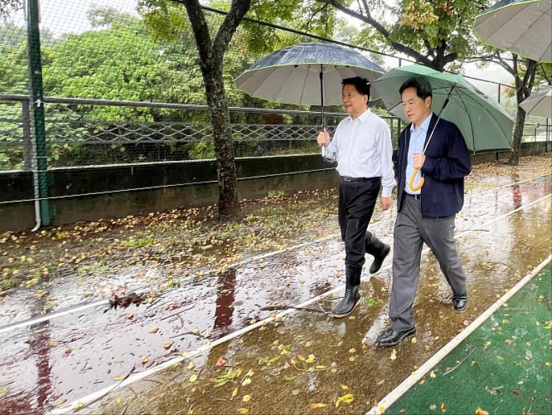 圖一、東吳大學詹乾隆校長與王世和副校長上午實地巡視外雙溪校區。