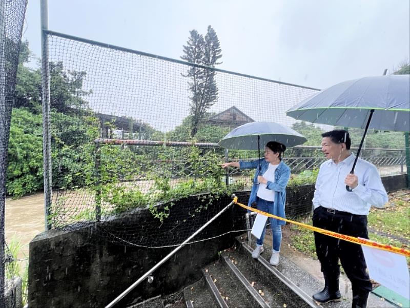 圖二、詹校長勘查外雙溪水流狀況,指示相關單位即時掌握校園環境變化,確保師生安全無虞。