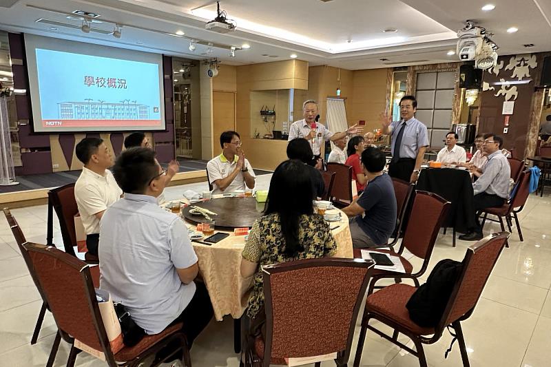 校友總會吳東林理事長介紹各地校友會理事長,展現南大全國校友網絡的緊密連結。