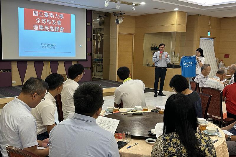 南大校友服務中心劉哲宏主任報告127週年校慶系列活動,並介紹將贈予校友的紀念服,邀請校友踴躍回校共襄盛舉。