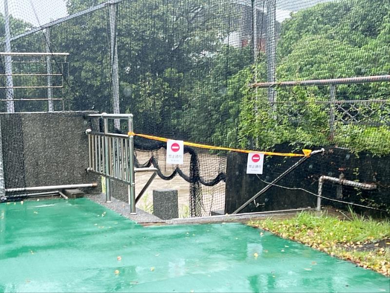 圖三、東吳已封閉危險通道並設置黃色封鎖線,請師生切勿靠近或逗留,以維護人身安全。