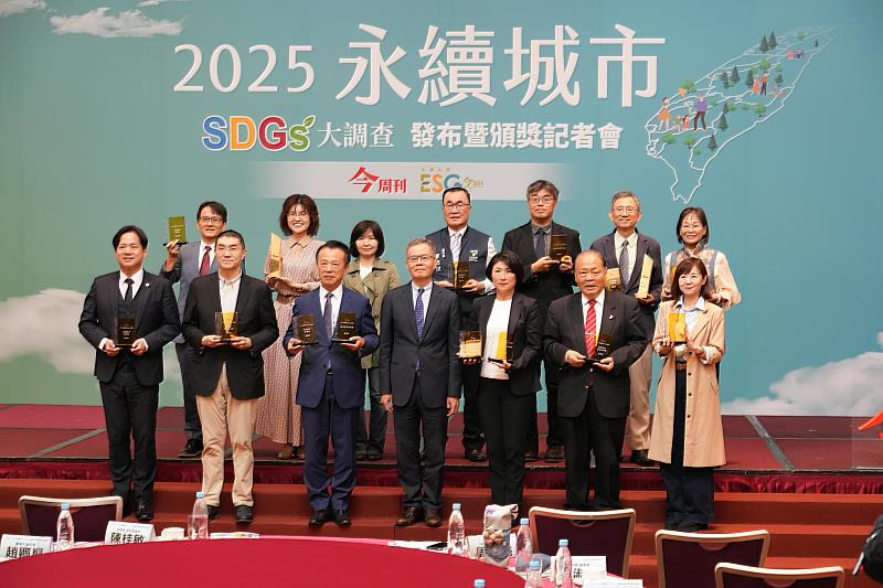 澎湖縣長陳光復與其他得獎縣市代表合影