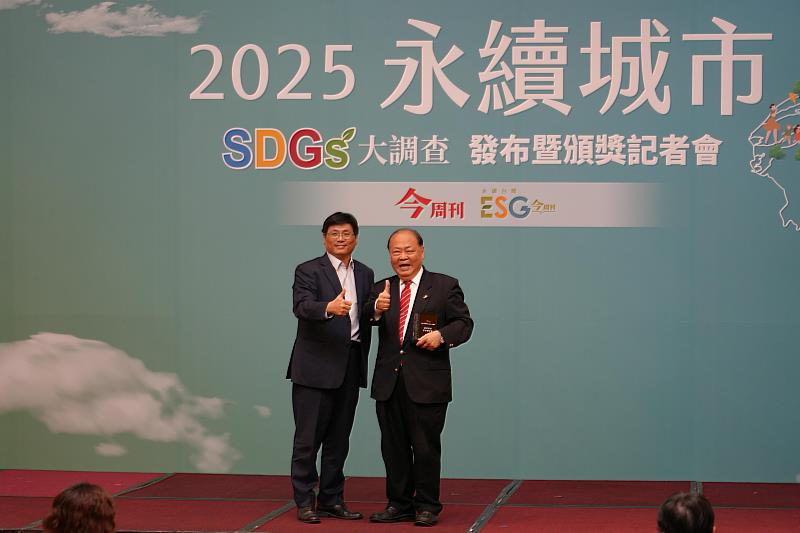 澎湖縣長陳光復與副縣長林皆興一同前往領獎