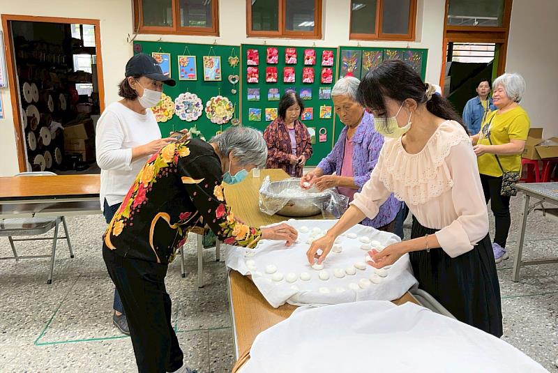 圖4 伯公照護站－中盛社區發展協會以共餐，作為連結社區長輩文化與情感的橋梁