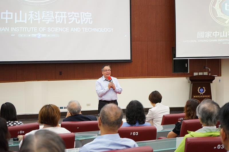 中山科學研究院公關主任胡萬鵬代表接待僑務委員一行